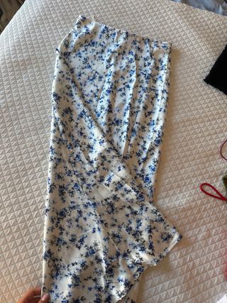 Falda satinada floral azul y blanca