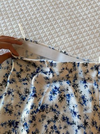Falda satinada floral azul y blanca