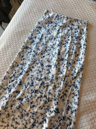 Falda satinada floral azul y blanca
