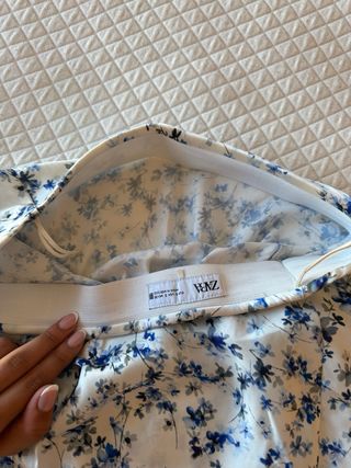 Falda satinada floral azul y blanca