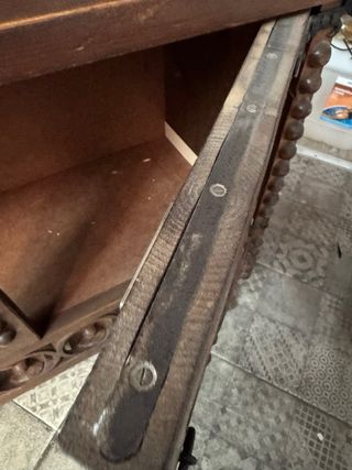 Mueble de madera rústico tallado