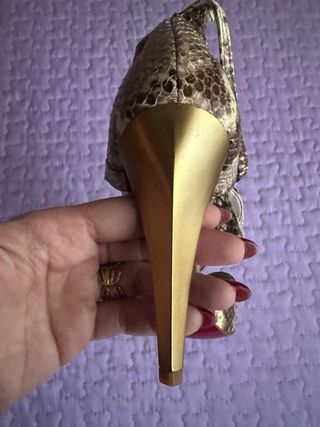 Zapatos de tacón dorados y multicolor.