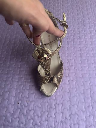 Zapatos de tacón dorados y multicolor.