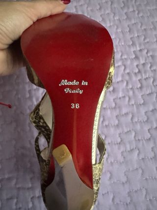 Zapatos de tacón dorados y multicolor.