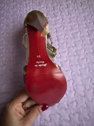 Zapatos de tacón dorados y multicolor.