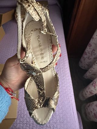 Zapatos de tacón dorados y multicolor.