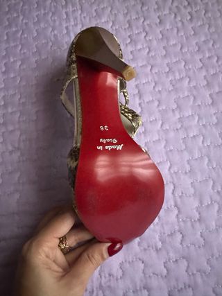 Zapatos de tacón dorados y multicolor.