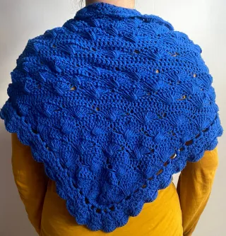 Mantón o toquilla azul tejido. Mantoi edo tokilla.