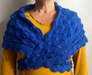 Mantón o toquilla azul tejido. Mantoi edo tokilla.