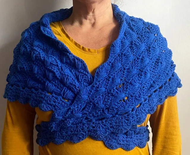 Mantón o toquilla azul tejido. Mantoi edo tokilla.