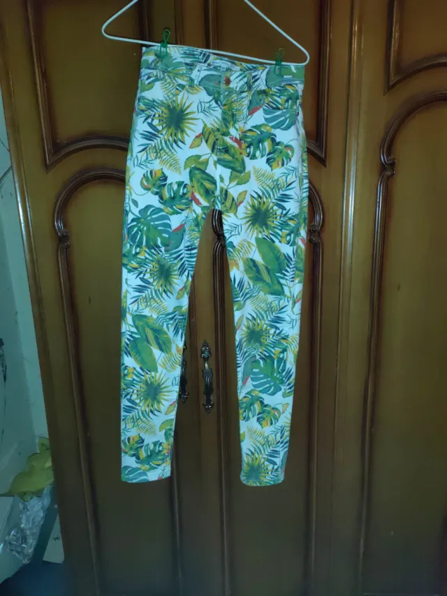 Pantalón estampado hojas tropicales