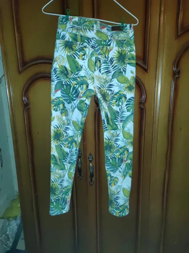 Pantalón estampado hojas tropicales