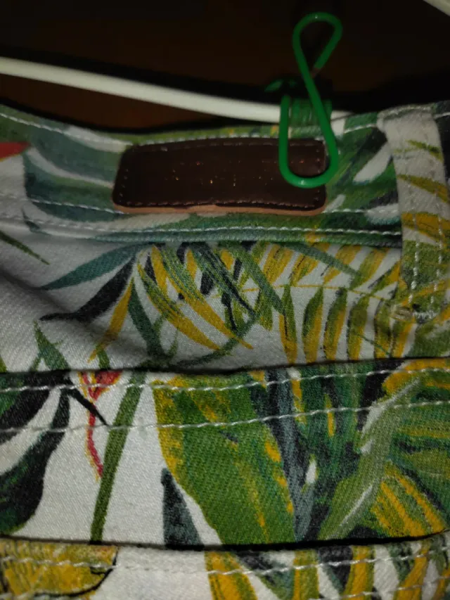 Pantalón estampado hojas tropicales