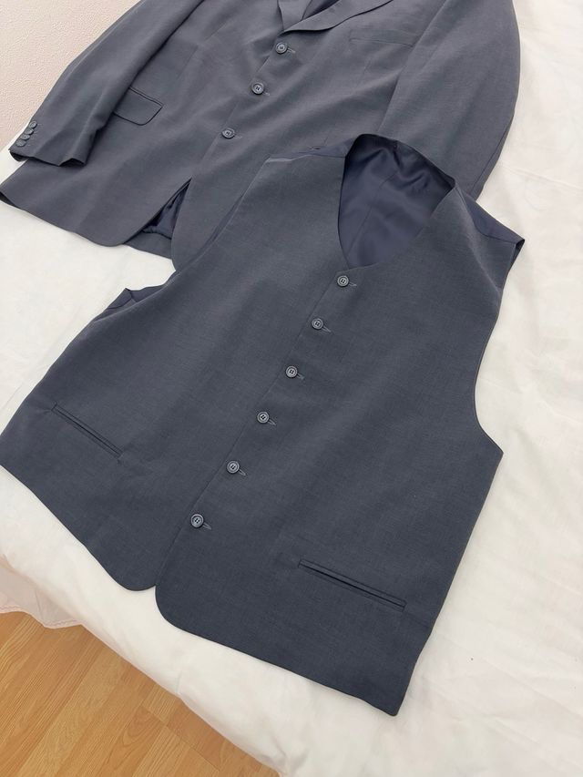 Traje de caballero gris marengo con chaleco