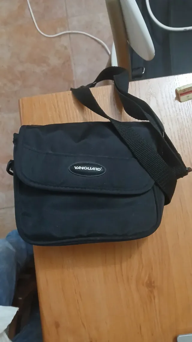 Prismáticos negros con funda