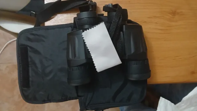 Prismáticos negros con funda