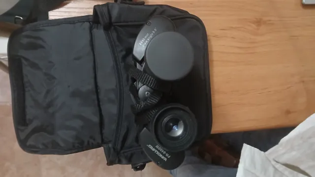 Prismáticos negros con funda