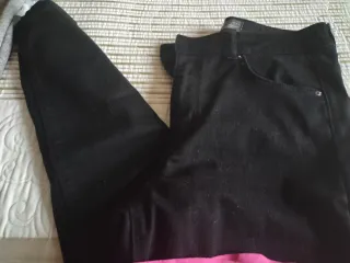 Pantalón pitillo negro, Jersey rosa + 6 jerseys .