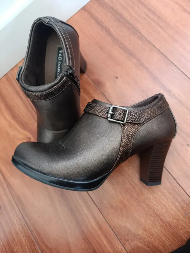 Botines marrones con tacón y detalle dorado T.35