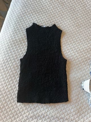 Top negro sin mangas texturizado