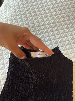 Top negro sin mangas texturizado