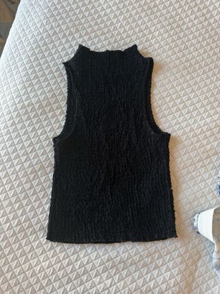 Top negro sin mangas texturizado