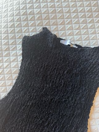 Top negro sin mangas texturizado