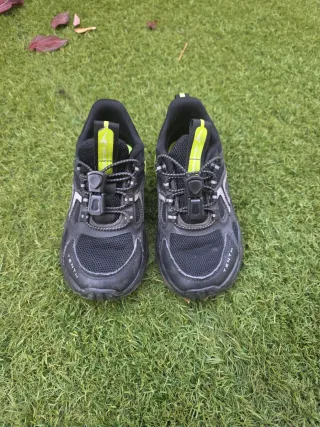 Zapatillas Tenth Negras y Verdes talla 32