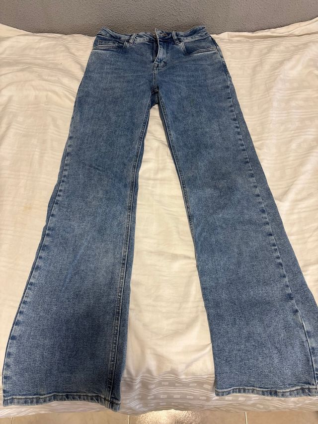 Pantalón vaquero azul acampanado realzador de glut