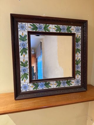 Specchio in legno con piastrelle in ceramica