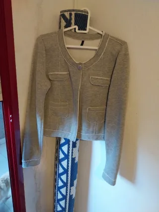 Chaqueta Benetton gris y blanco