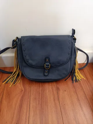 Bolso azul conv divertidos flecos.