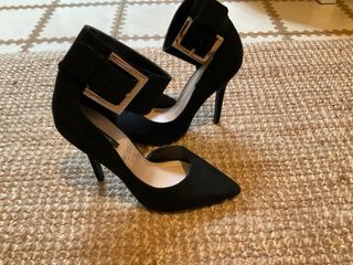 Sandalias tacón gamuza correa dorada T37