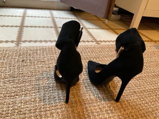 Sandalias tacón gamuza correa dorada T37