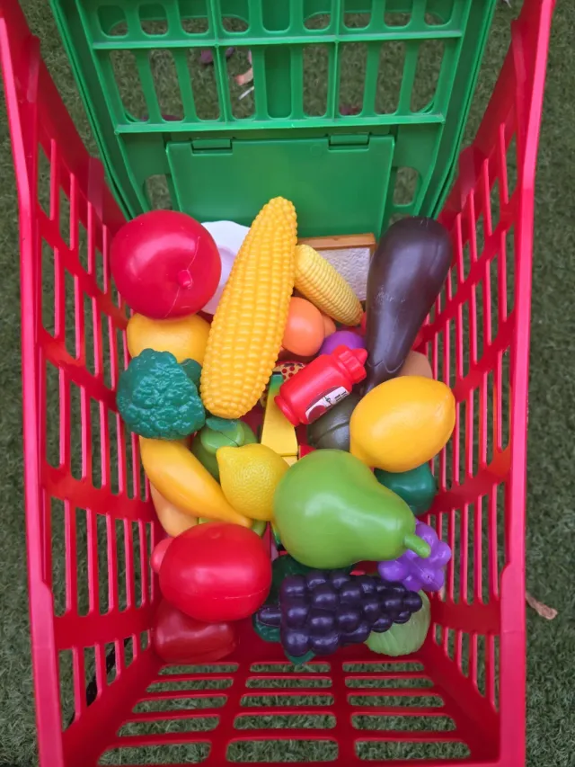 Carrito de juguete con frutas