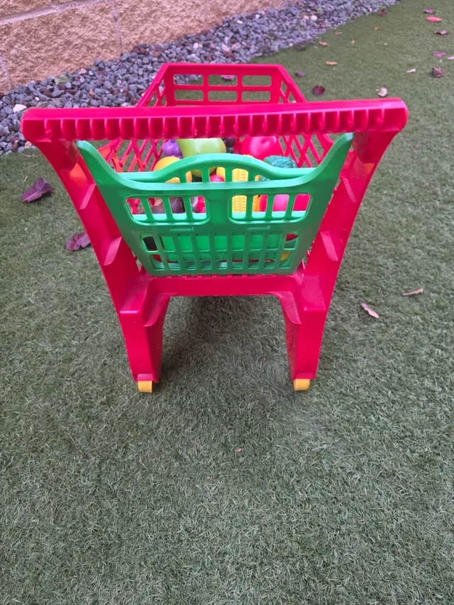 Carrito de juguete con frutas