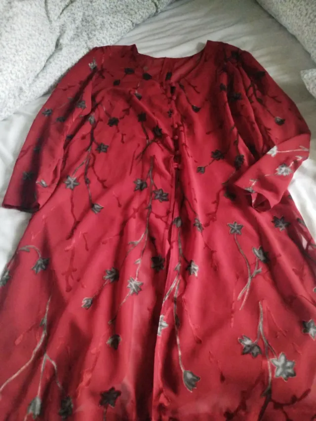 Casaca roja con estampado floral