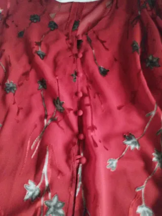 Casaca roja con estampado floral