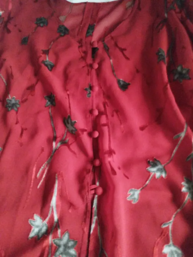 Casaca roja con estampado floral