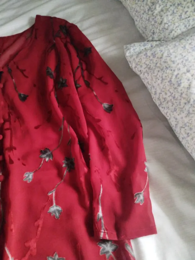 Casaca roja con estampado floral