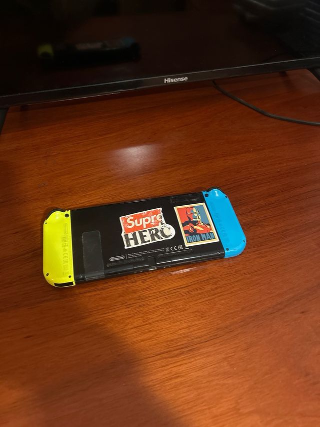 Nintendo Switch Blu e Giallo. Connettore ROTTO