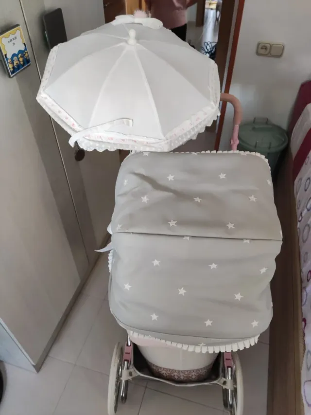 Carro de juguete blanco y gris con estrellas