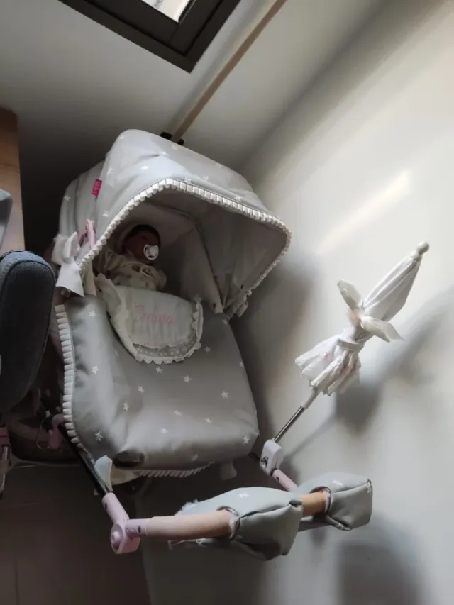 Carro de juguete blanco y gris con estrellas