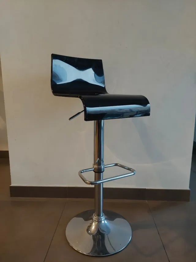 Taburete Alto Negro y Plateado. Tengo 4