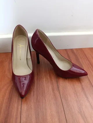 Zapatos de tacón de charol, color granate.