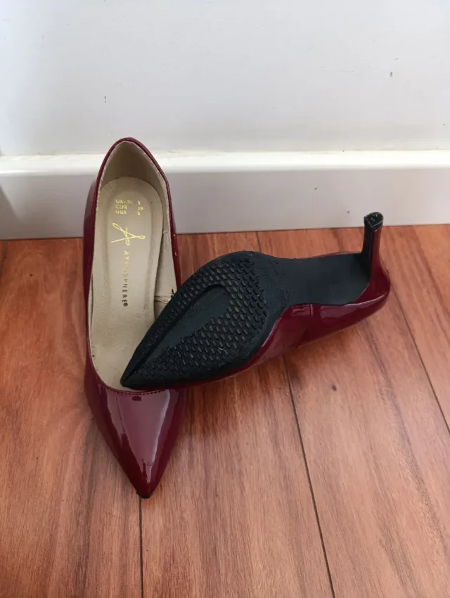 Zapatos de tacón de charol, color granate.