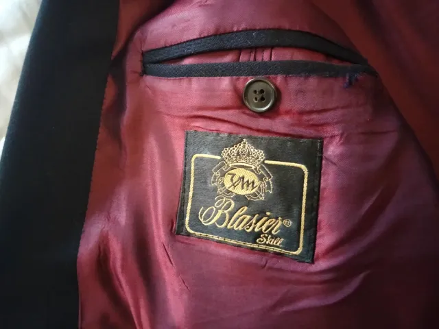 Americana azul marino de Blasier Skill.