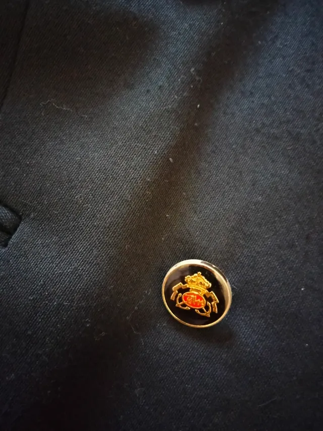 Americana azul marino de Blasier Skill.