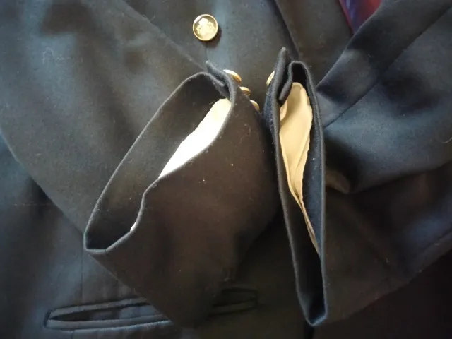 Americana azul marino de Blasier Skill.