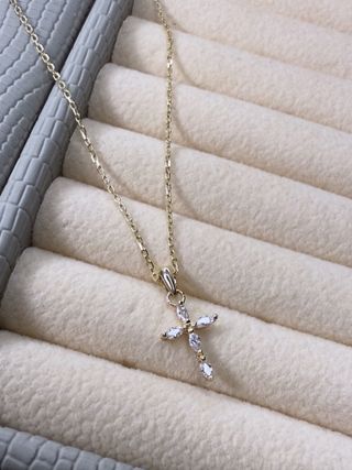 Cadena de oro 9k con colgante de cruz